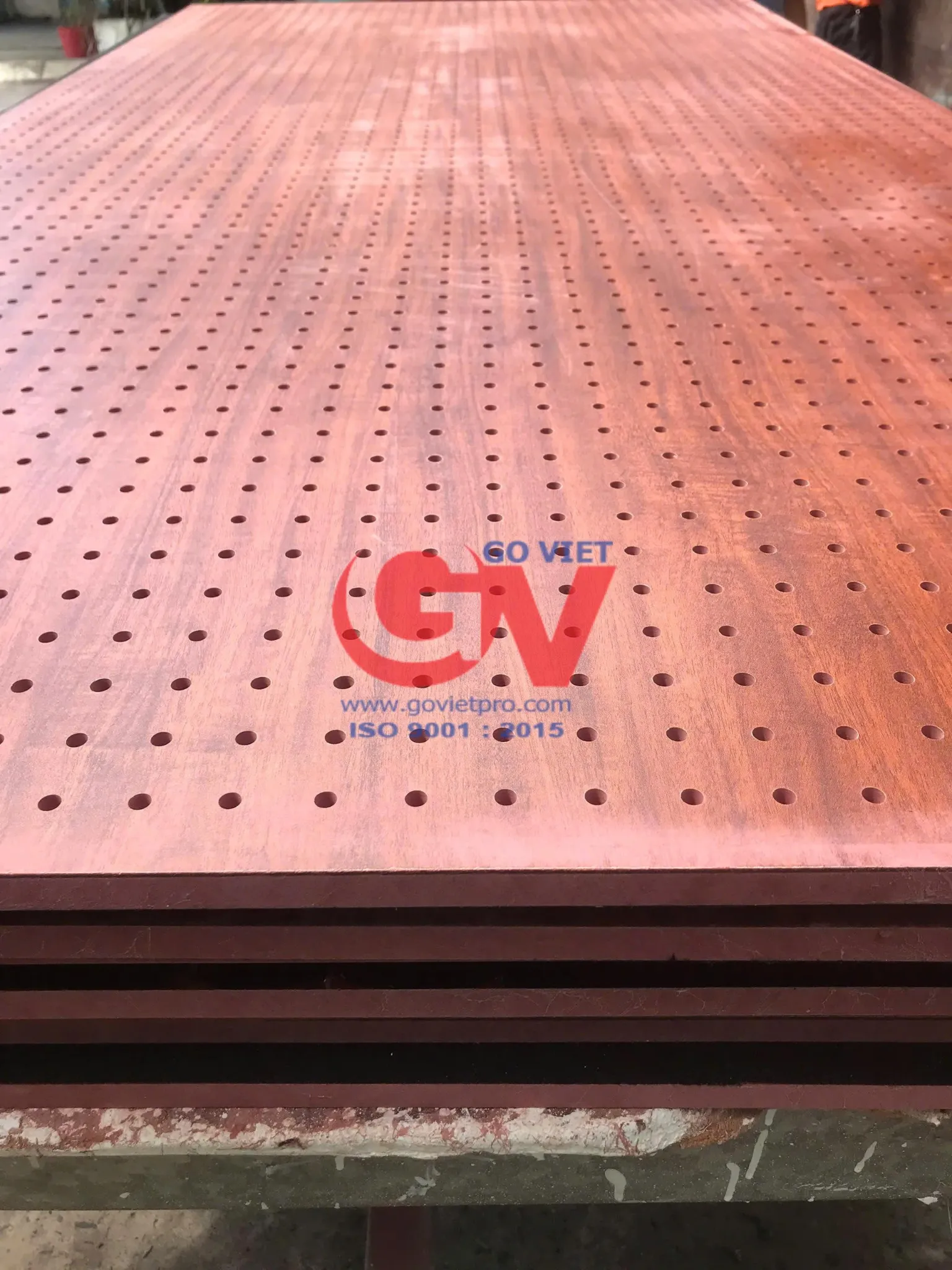 Sơ đồ cấu tạo chi tiết của vách gỗ tiêu âm đục lỗ cốt MDF chống cháy.