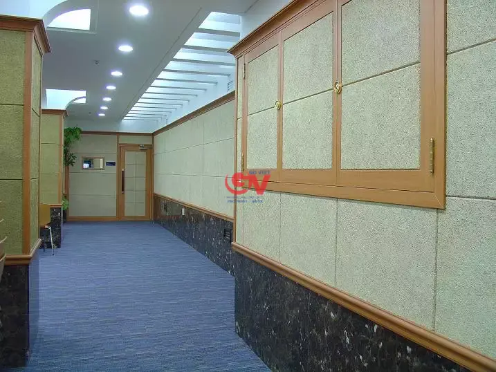 Hành lang sảnh ốp len gỗ tiêu âm viền khung gỗ phong cách sang trọng