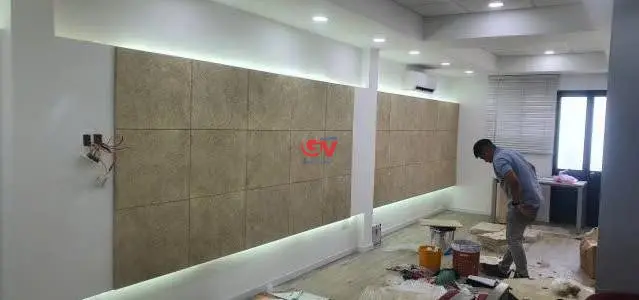 Vách tường ốp len gỗ tiêu âm màu be kết hợp đèn LED viền tạo điểm nhấn