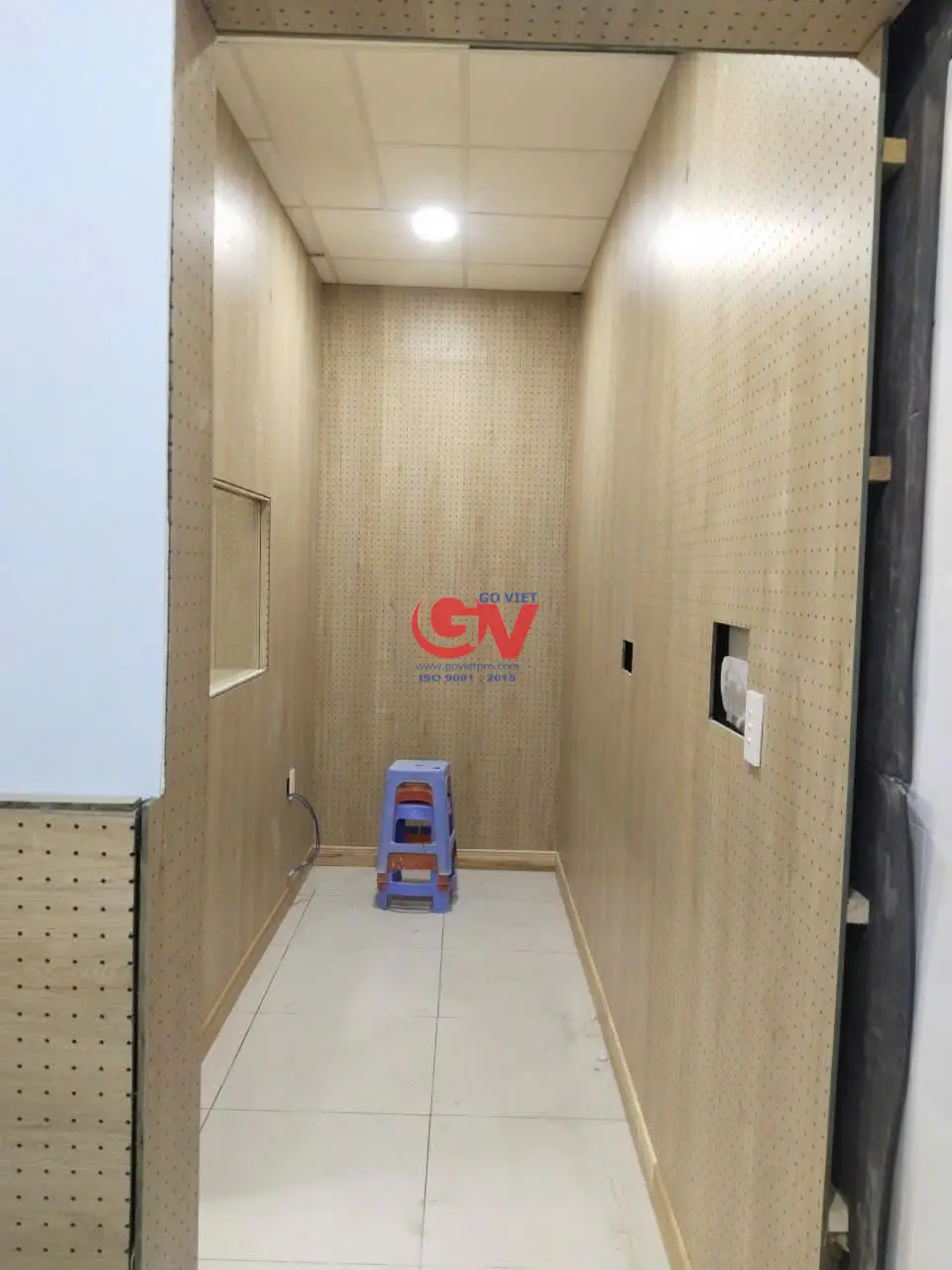 Vách ốp gỗ tiêu âm hoàn thiện sau khi lắp đặt trên hệ khung xương