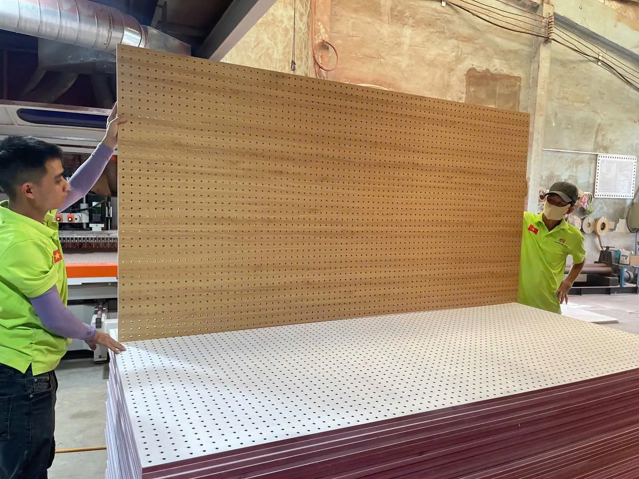 Quá trình sản xuất và kiểm tra chất lượng gỗ tiêu âm đục lỗ cốt MDF chống cháy tại xưởng Gỗ Việt.