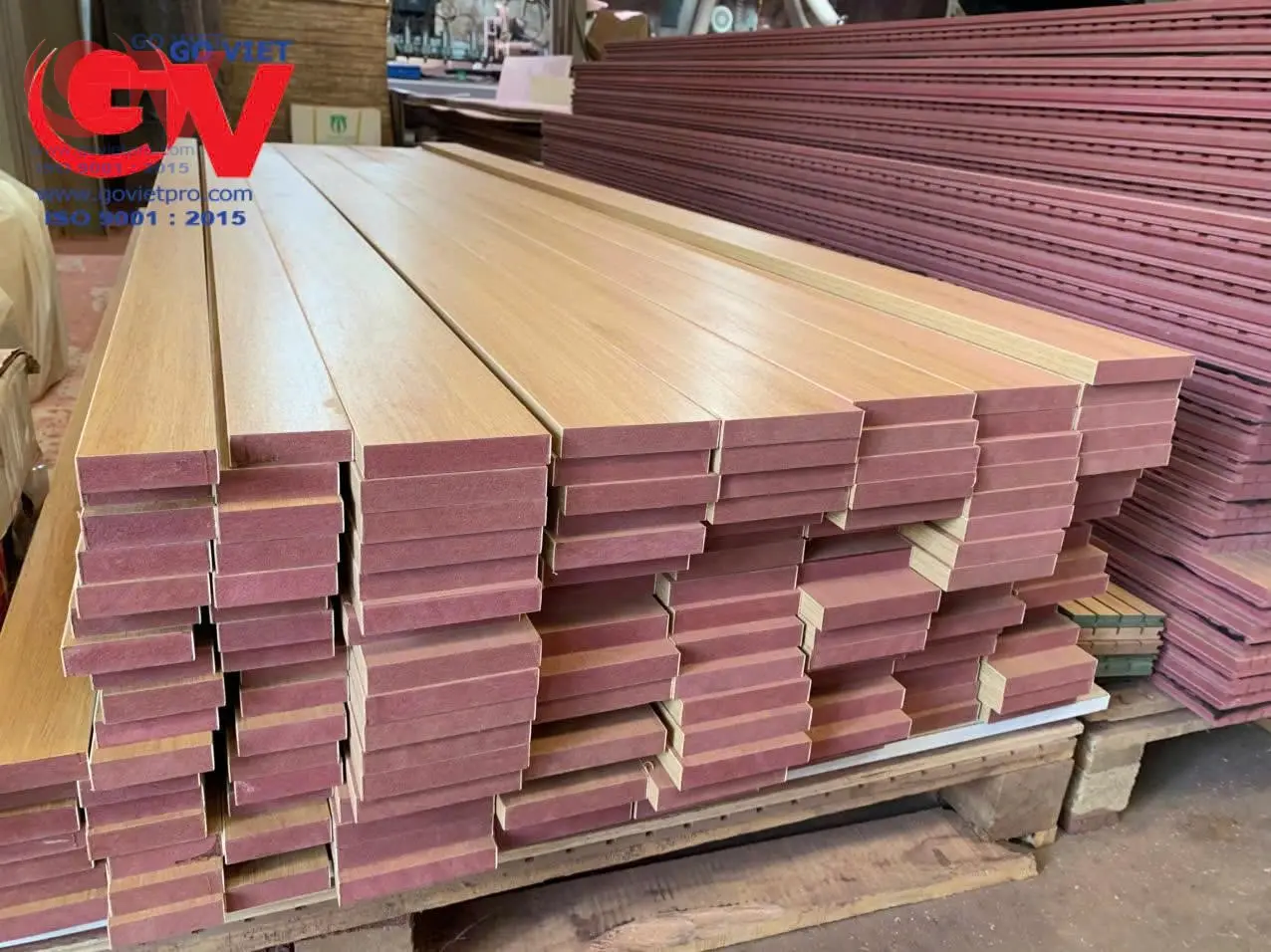 Thanh gỗ MDF chống cháy lõi hồng đã gia công hoàn thiện tại xưởng Gỗ Việt Pro.