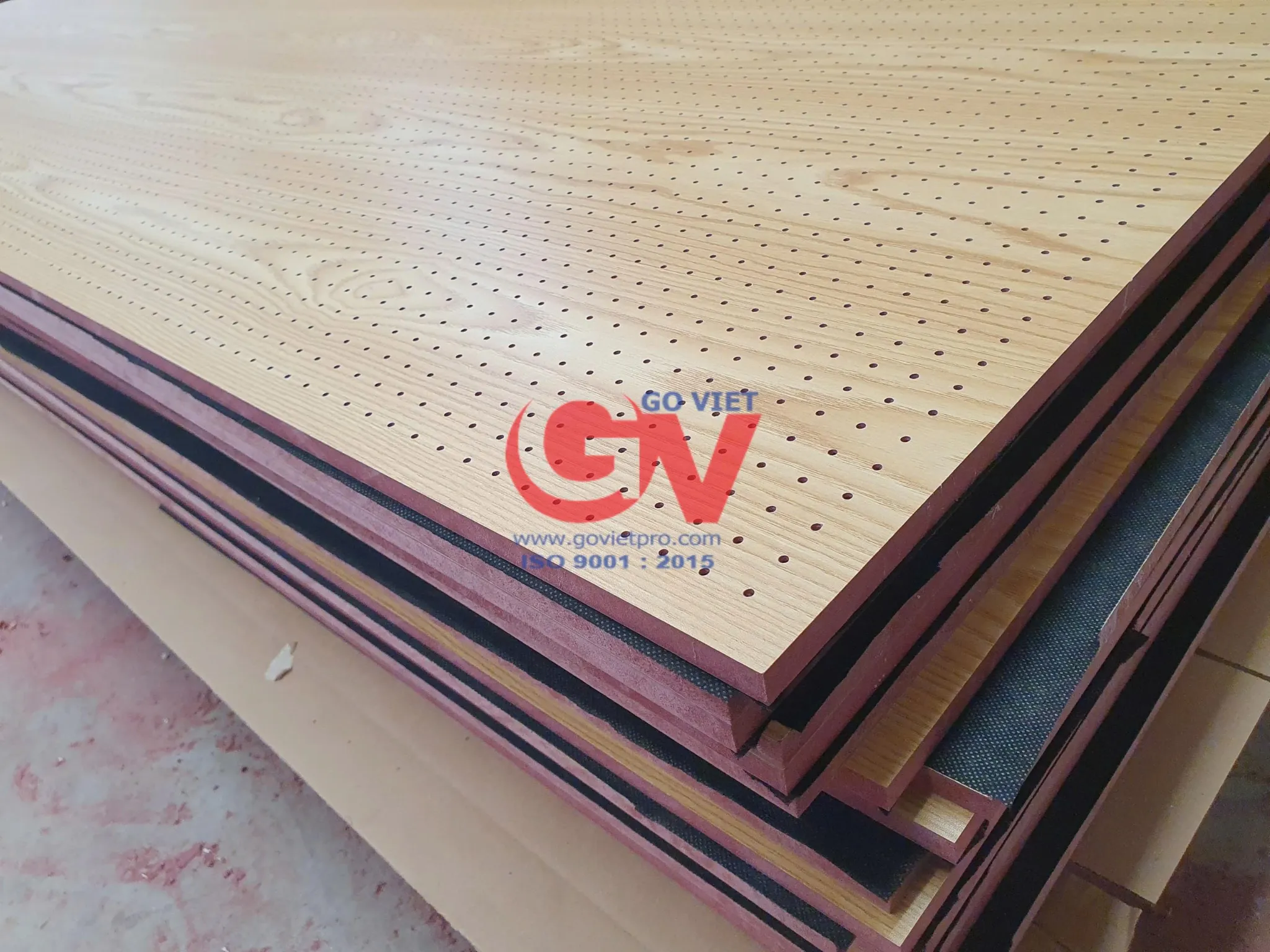 Các tấm gỗ tiêu âm đục lỗ cốt MDF chống cháy thành phẩm chuẩn bị giao cho dự án.